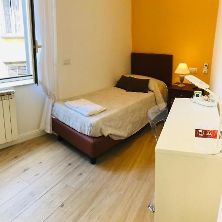 agorà singola con bagno privato adiacente Acomodação com café da manhã Nápoles Exterior foto