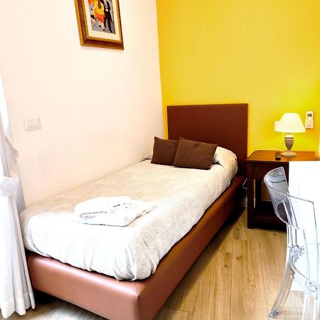agorà singola con bagno privato adiacente Acomodação com café da manhã Nápoles Exterior foto