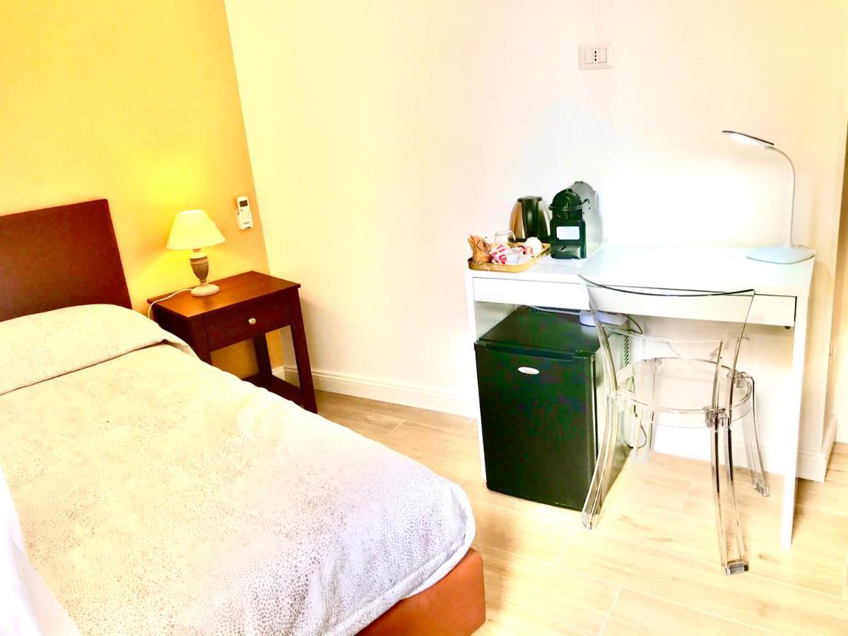 agorà singola con bagno privato adiacente Acomodação com café da manhã Nápoles Exterior foto