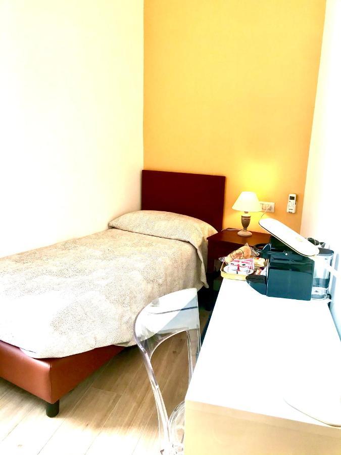 agorà singola con bagno privato adiacente Acomodação com café da manhã Nápoles Exterior foto