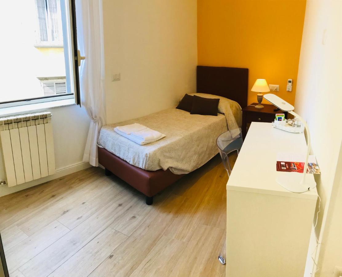agorà singola con bagno privato adiacente Acomodação com café da manhã Nápoles Exterior foto