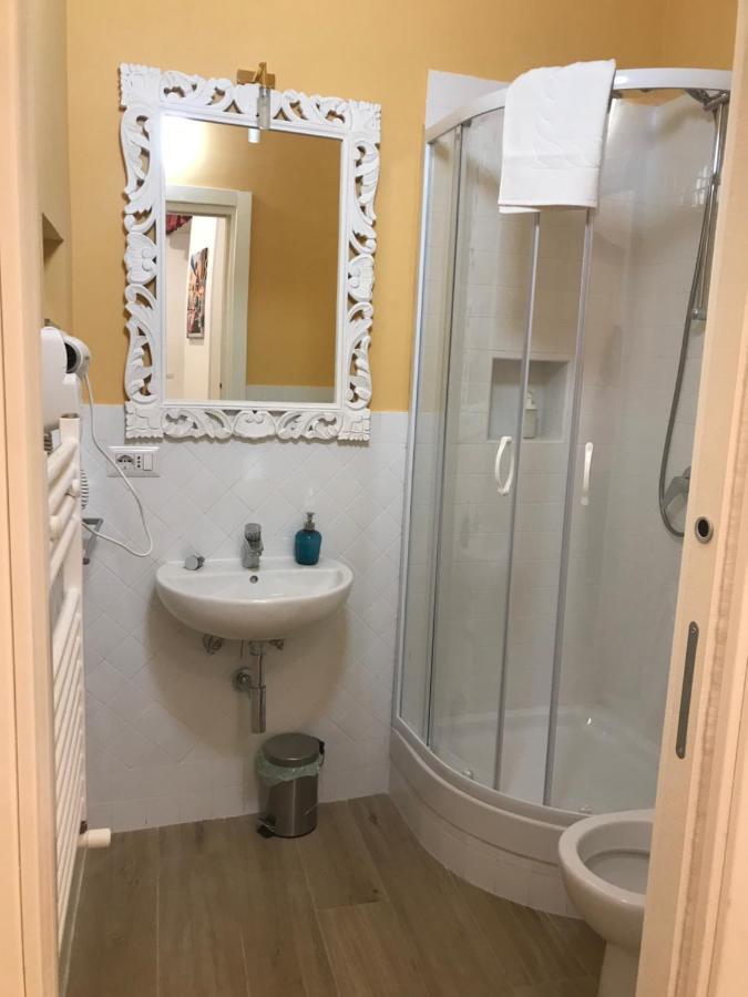 agorà singola con bagno privato adiacente Acomodação com café da manhã Nápoles Exterior foto