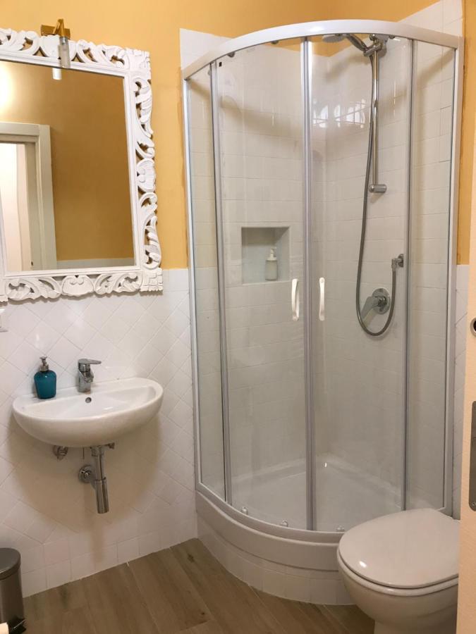 agorà singola con bagno privato adiacente Acomodação com café da manhã Nápoles Exterior foto