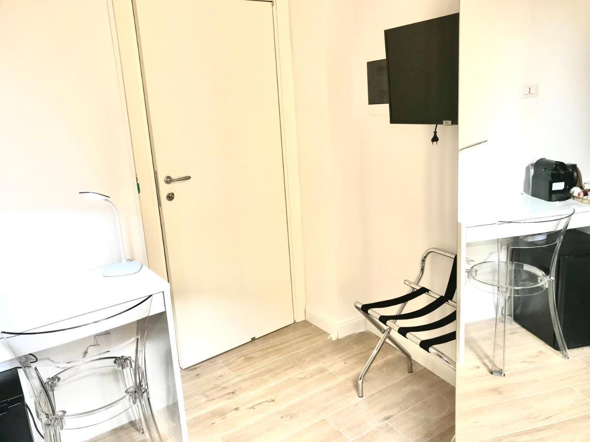 agorà singola con bagno privato adiacente Acomodação com café da manhã Nápoles Exterior foto