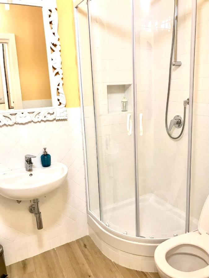 agorà singola con bagno privato adiacente Acomodação com café da manhã Nápoles Exterior foto