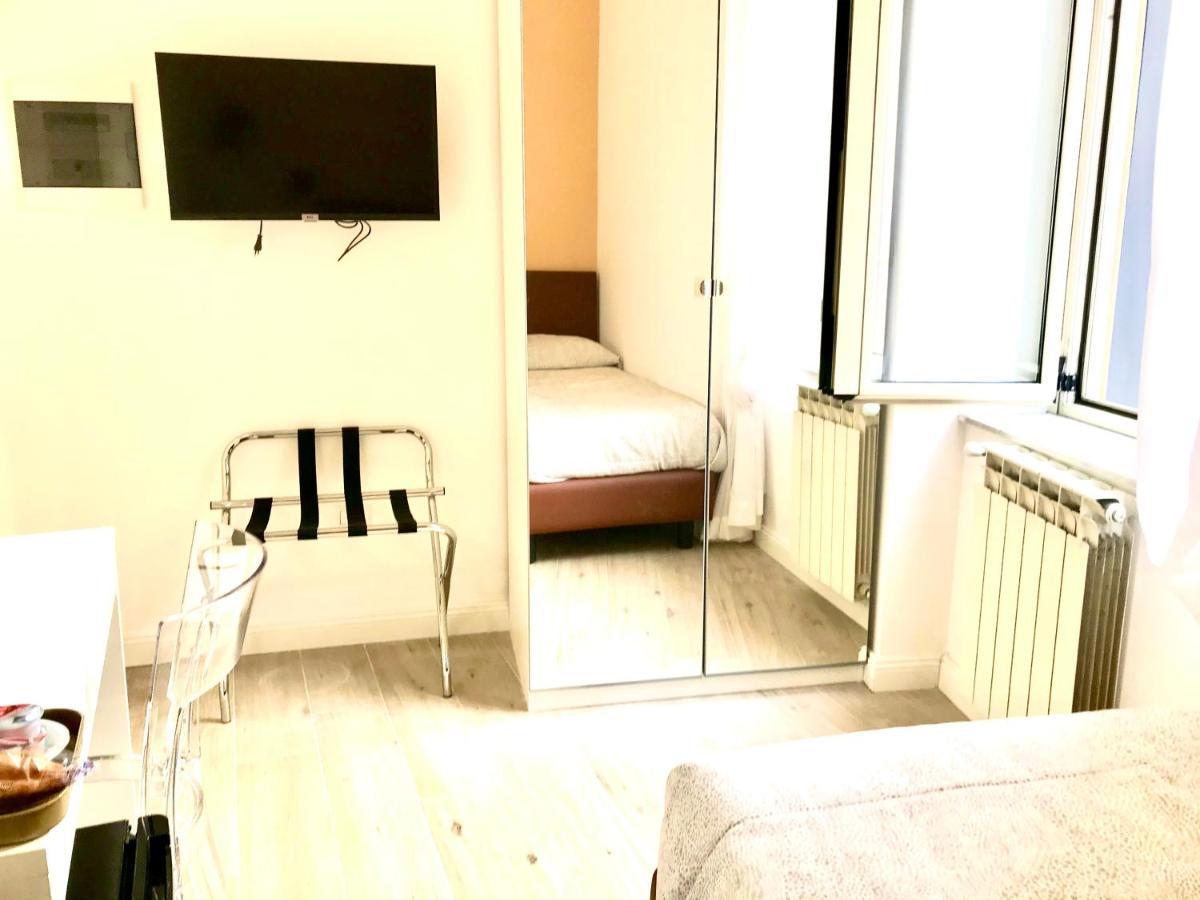 agorà singola con bagno privato adiacente Acomodação com café da manhã Nápoles Exterior foto