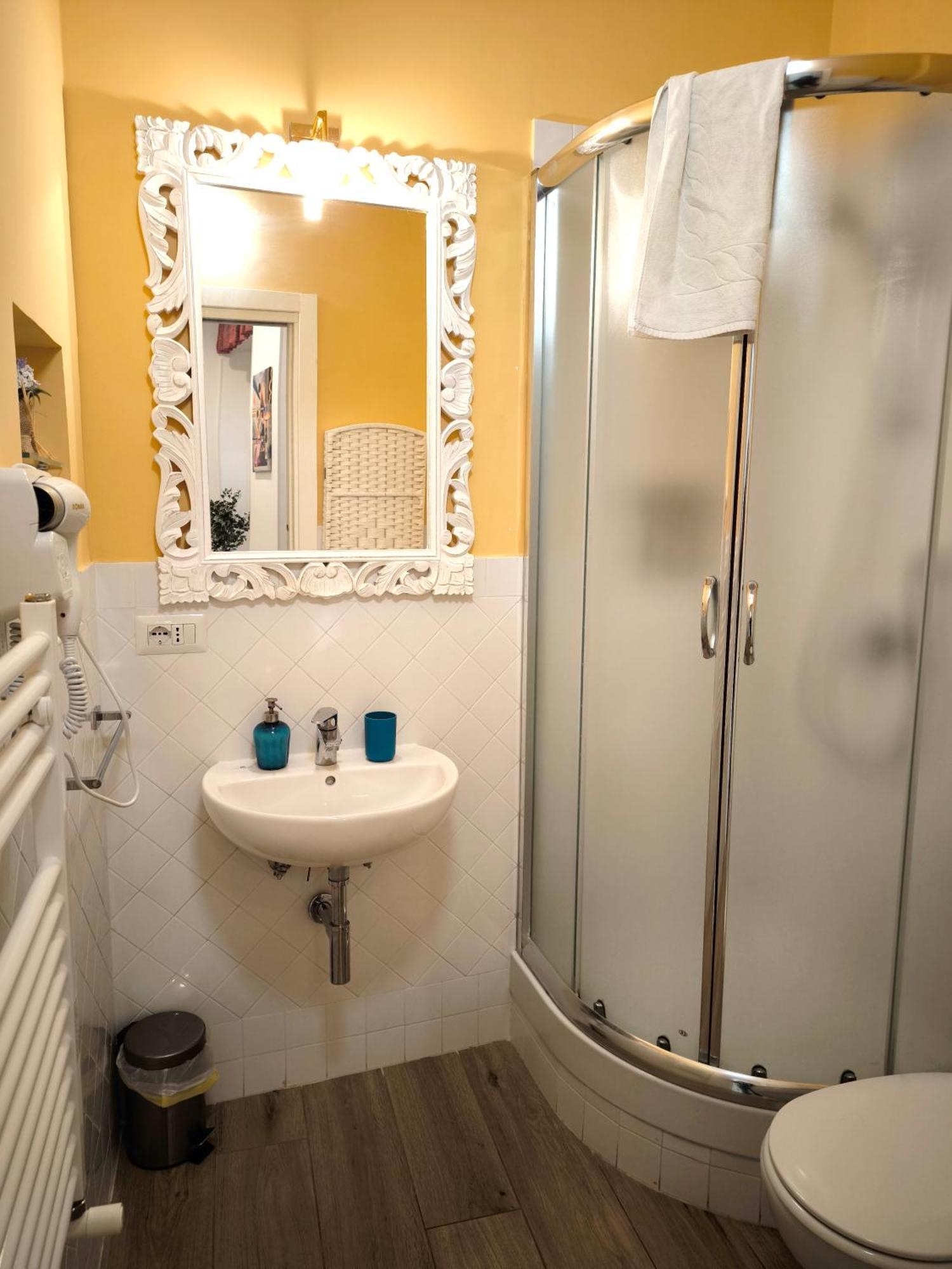 agorà singola con bagno privato adiacente Acomodação com café da manhã Nápoles Exterior foto