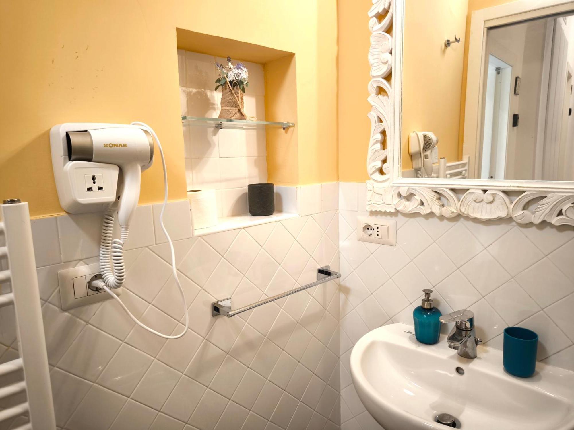 agorà singola con bagno privato adiacente Acomodação com café da manhã Nápoles Exterior foto