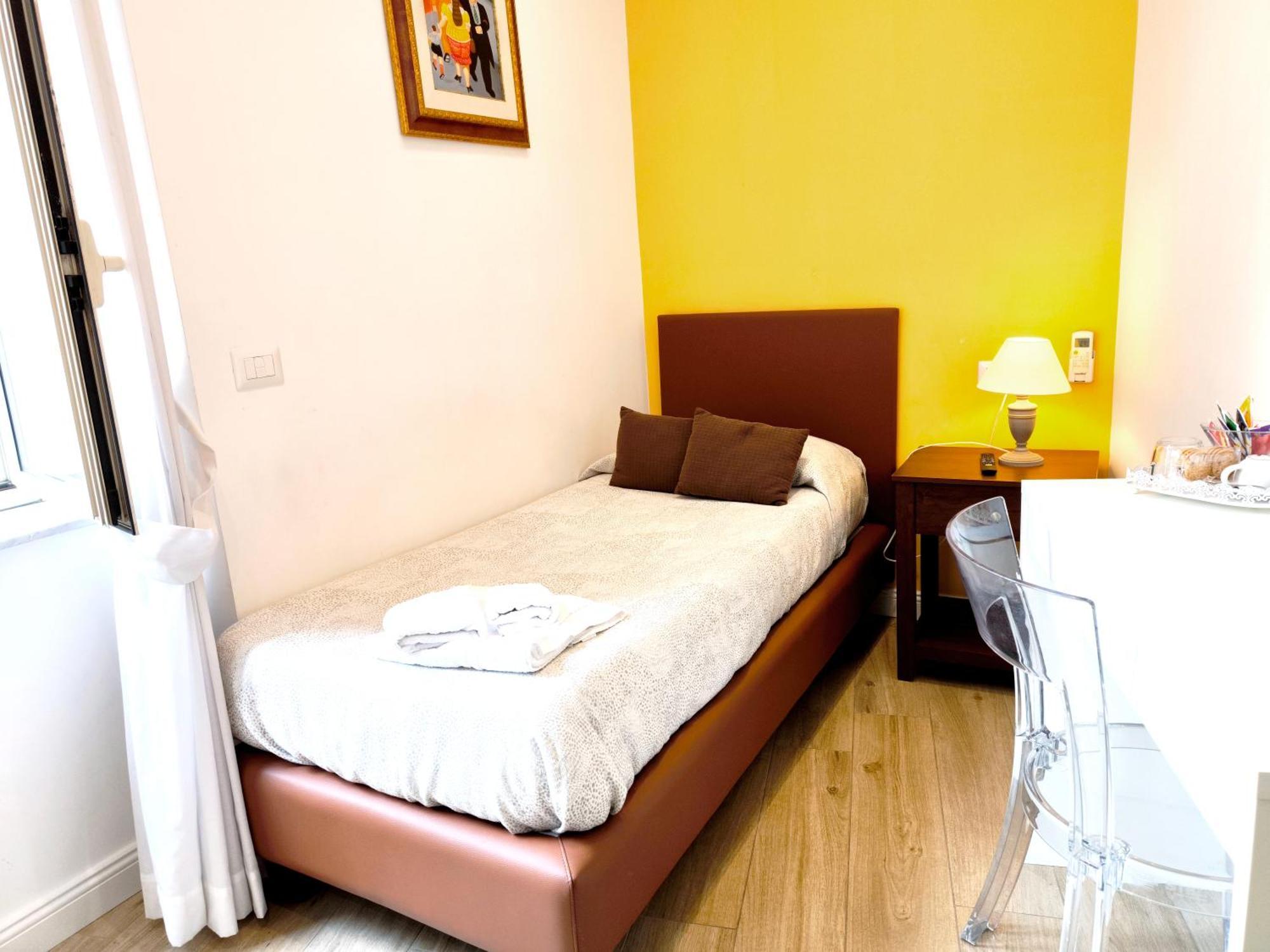 agorà singola con bagno privato adiacente Acomodação com café da manhã Nápoles Exterior foto