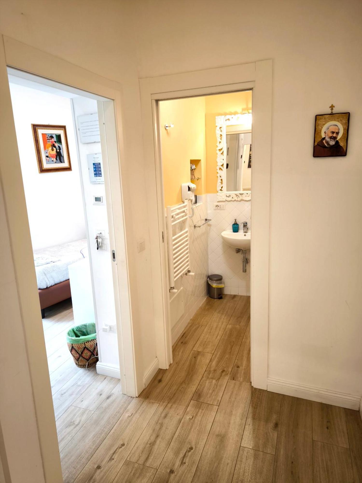 agorà singola con bagno privato adiacente Acomodação com café da manhã Nápoles Exterior foto